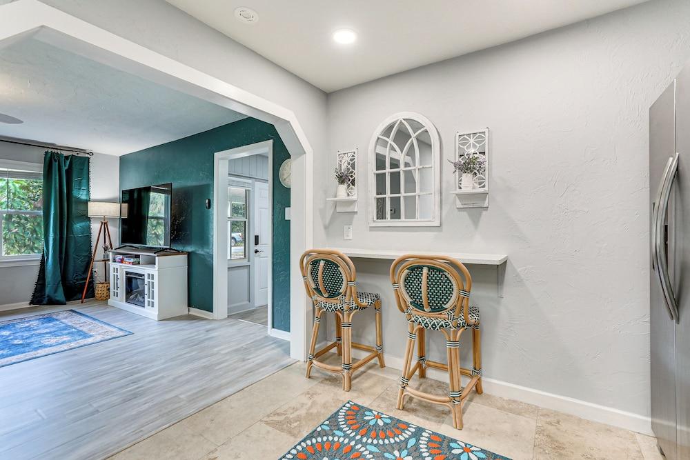 Idyllic Sarasota Home w/ Yard: 2 Mi to Beach!