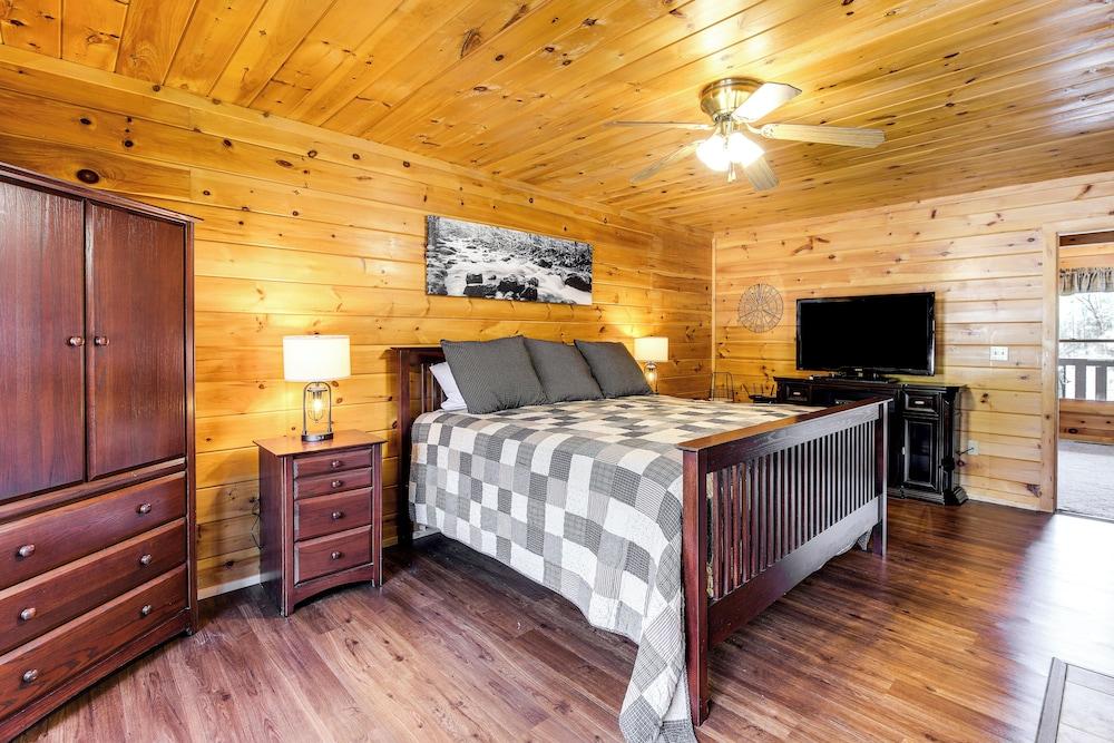 Cozy Sevierville Cabin w/ Hot Tub, Mountain Views!