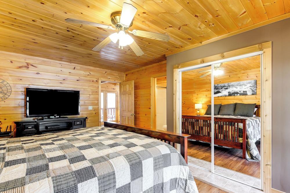 Cozy Sevierville Cabin w/ Hot Tub, Mountain Views!