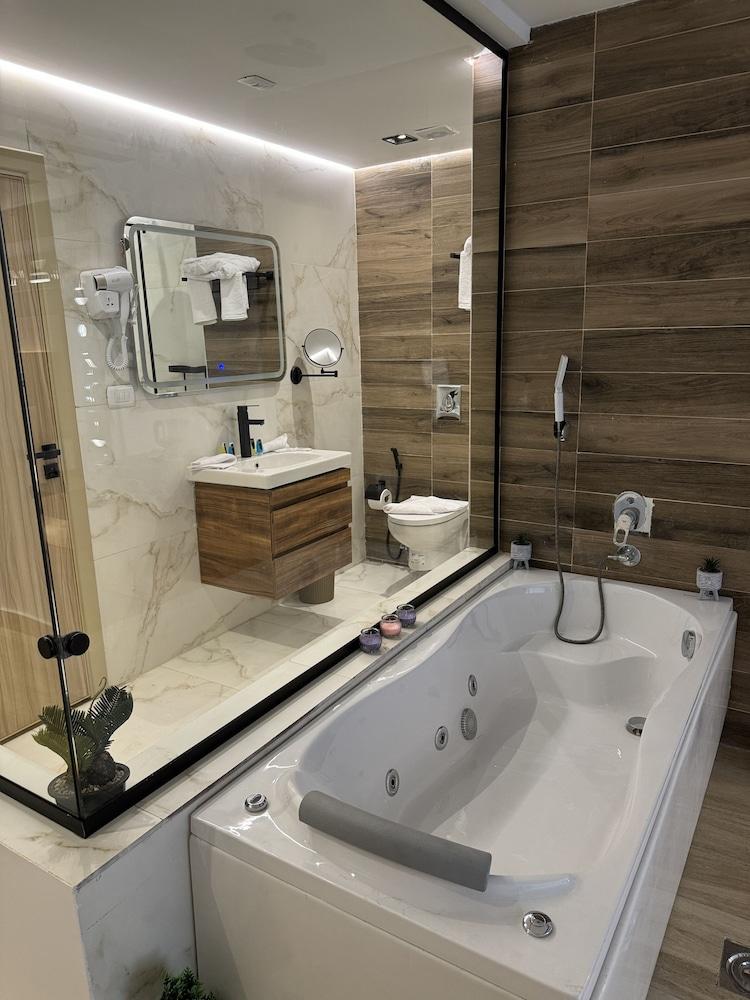 Platinum Pyramids Inn