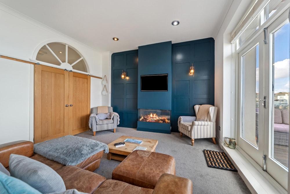 Royal Victoria Court 11 - Sea and Harbour Views