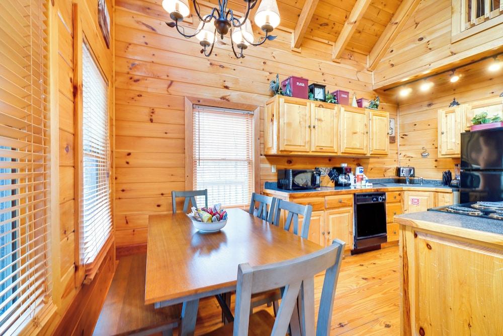 Sevierville Cabin w/ Hot Tub ~ 4 Mi to Natl Park!