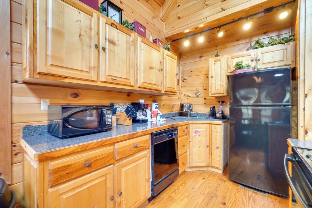 Sevierville Cabin w/ Hot Tub ~ 4 Mi to Natl Park!