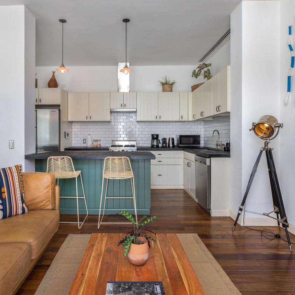 w Beautiful 1BR With Balcony in Casco Viejo