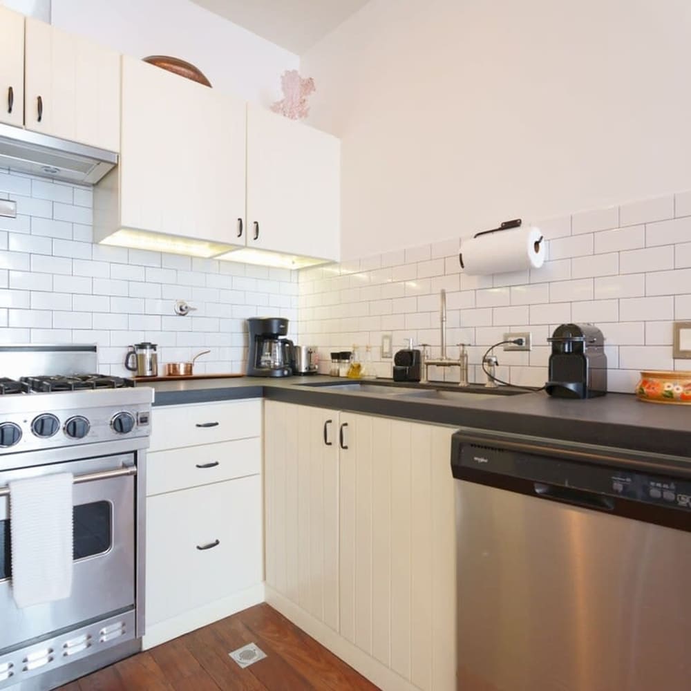 w Stunning 2BR With Balcony in Casco Viejo