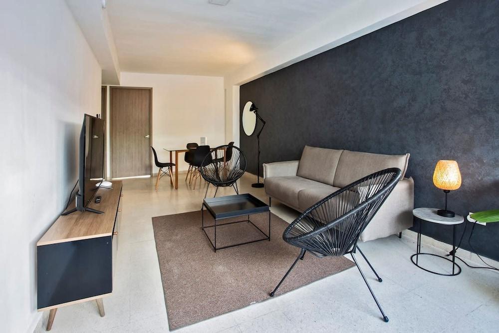 Modern 2BR In La Cresta