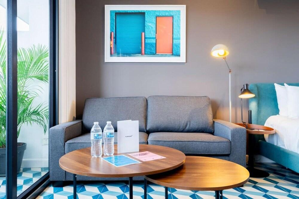 w Artistic Loft in Santa Ana