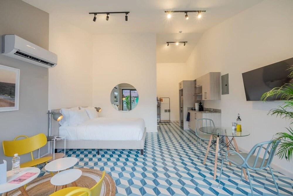 w Stylish Loft in Santa Ana