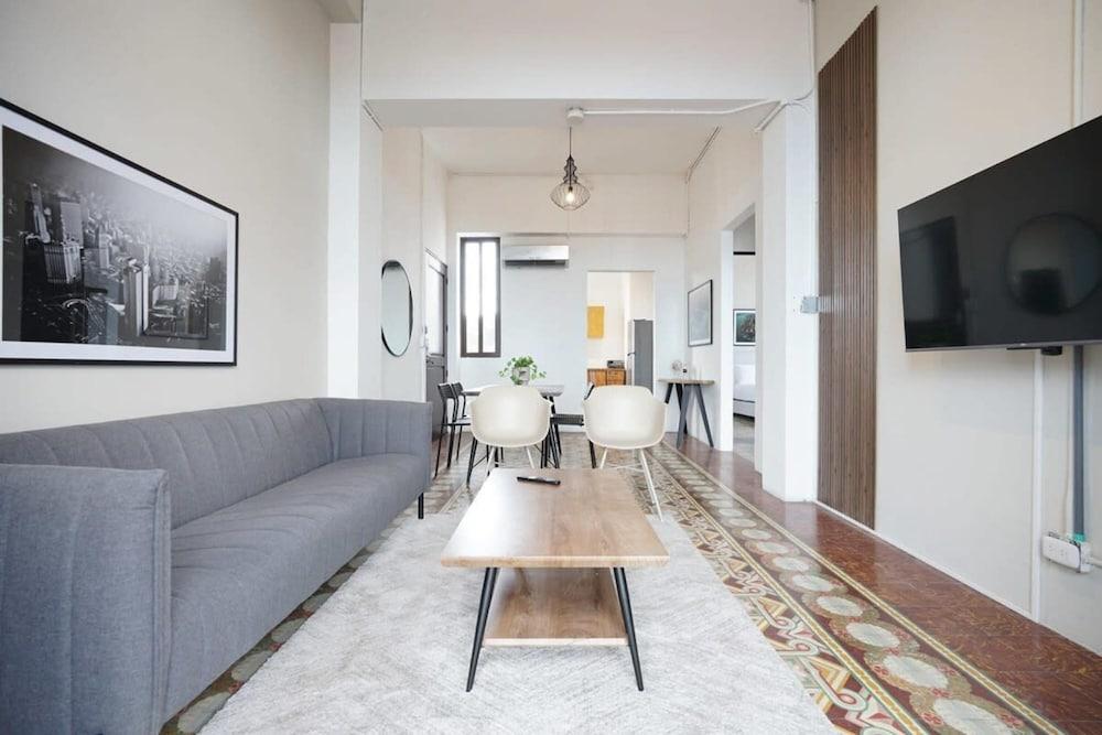 w Beautiful 2BR With Balcony in Casco Viejo