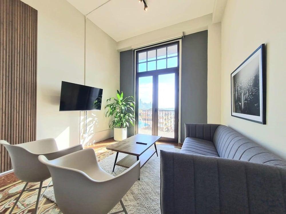 w Beautiful 2BR With Balcony in Casco Viejo