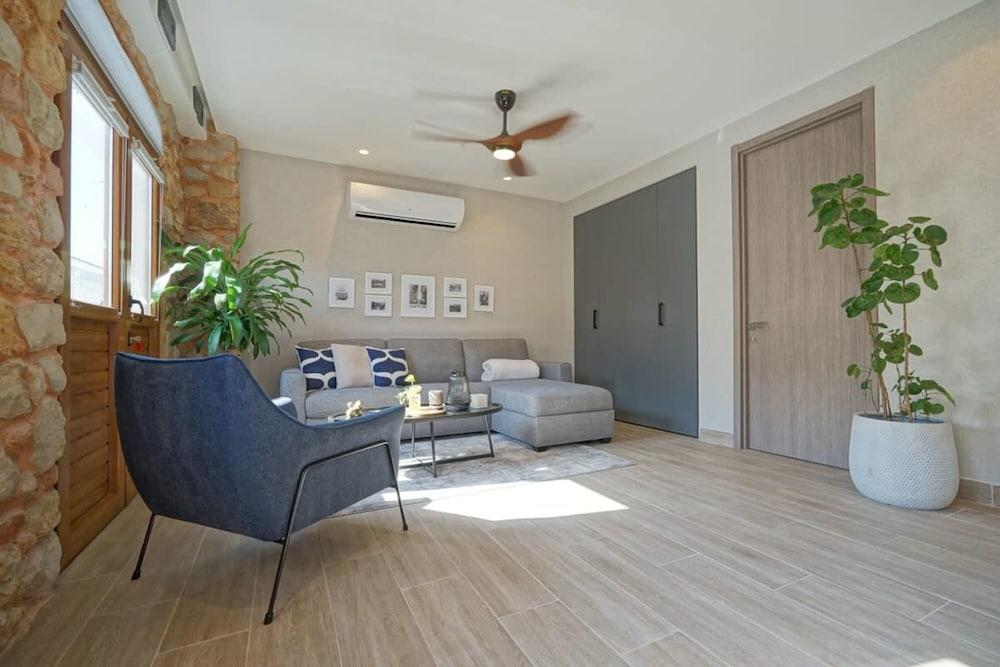 w Lively 1BR in Casco Viejo