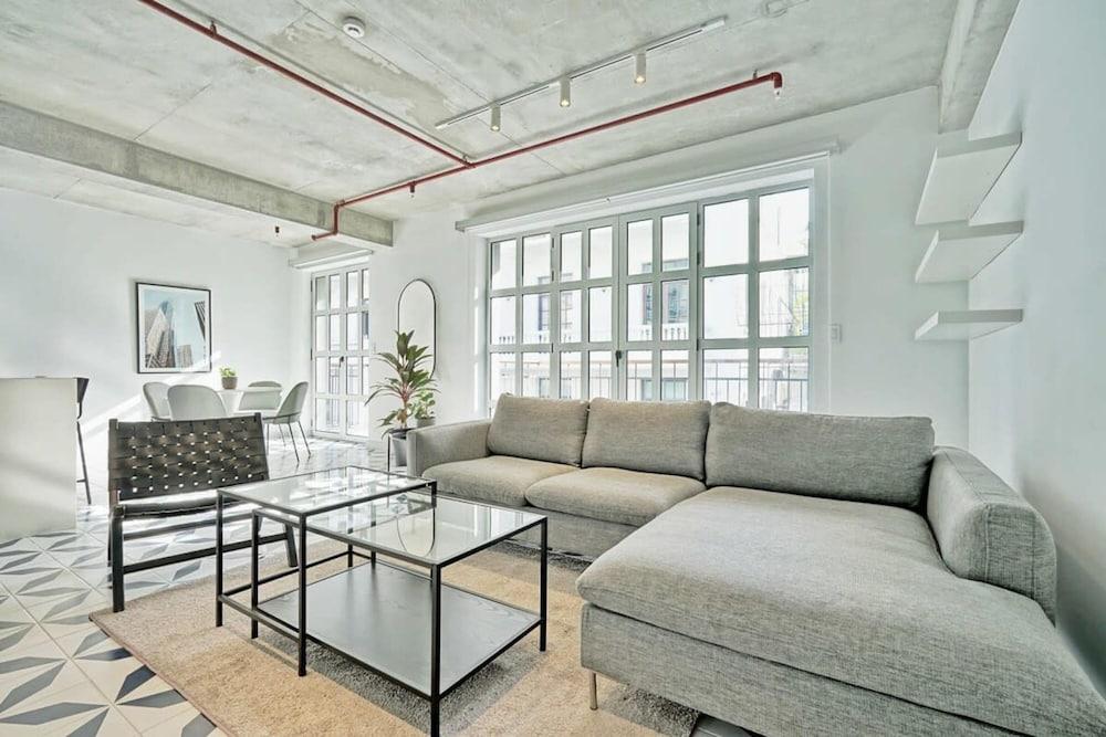 w Cozy 2BR in Plaza Herrera