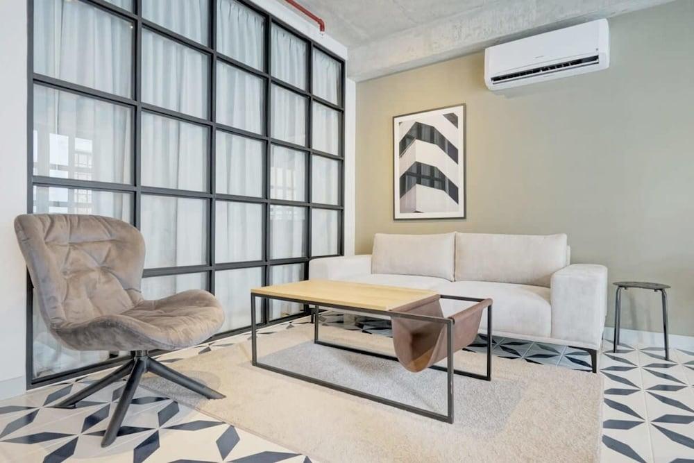 Spacious 2BR in Plaza Herrera