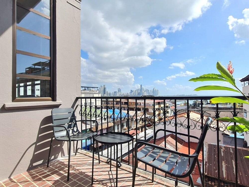 w Bold 1BR in Casco Viejo