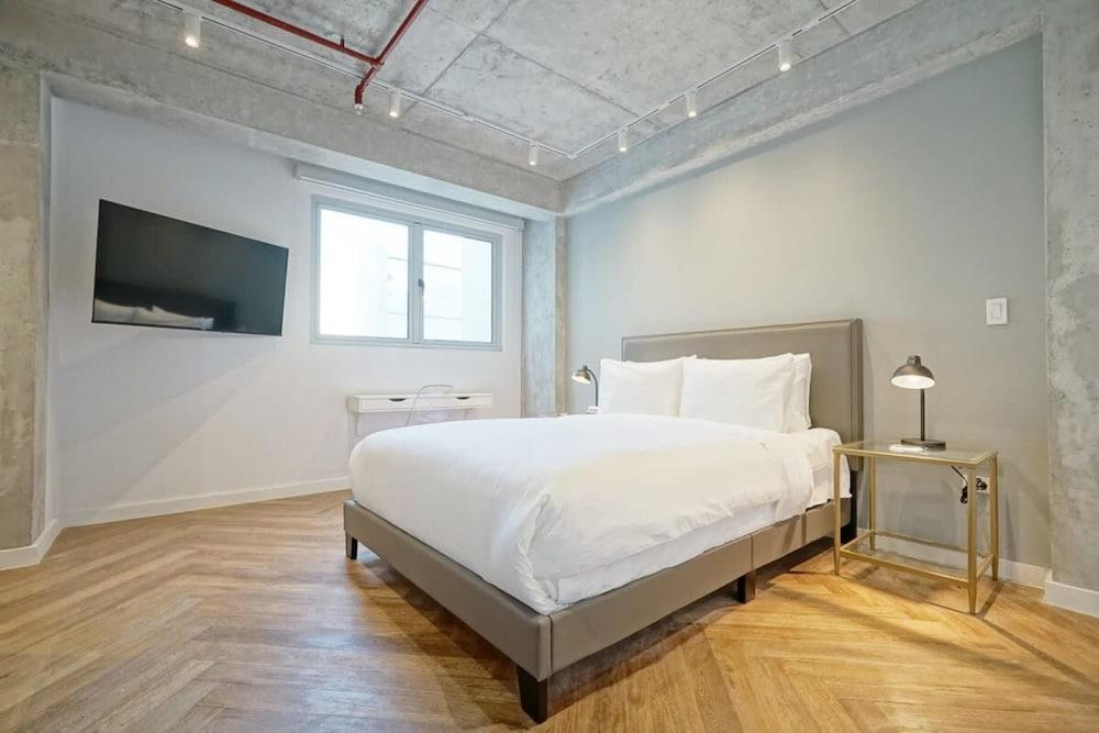 w Lively 2BR in Plaza Herrera