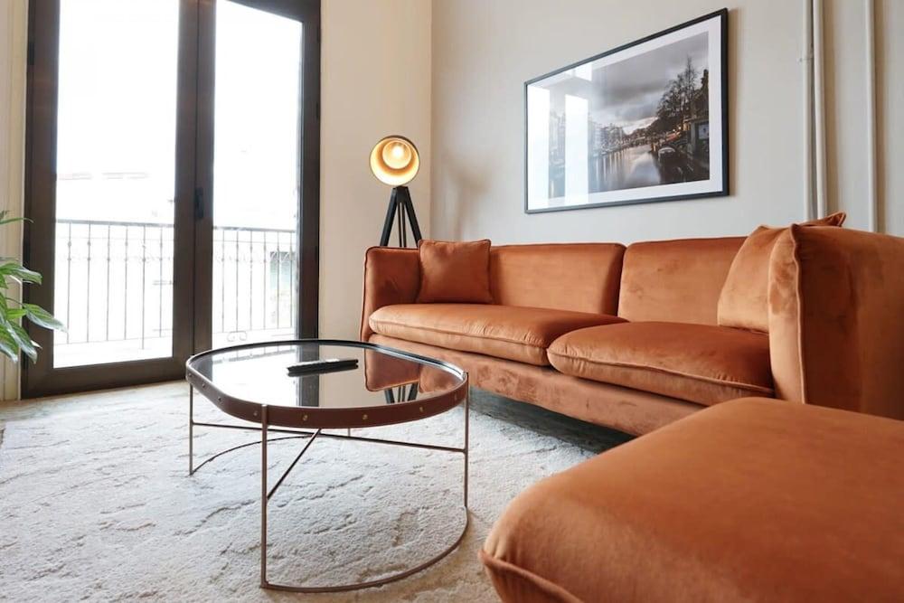 w Spectacular 1BR in Casco Viejo