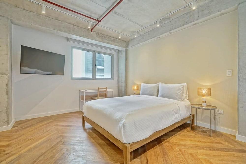 w Stylish 2BR in Plaza Herrera