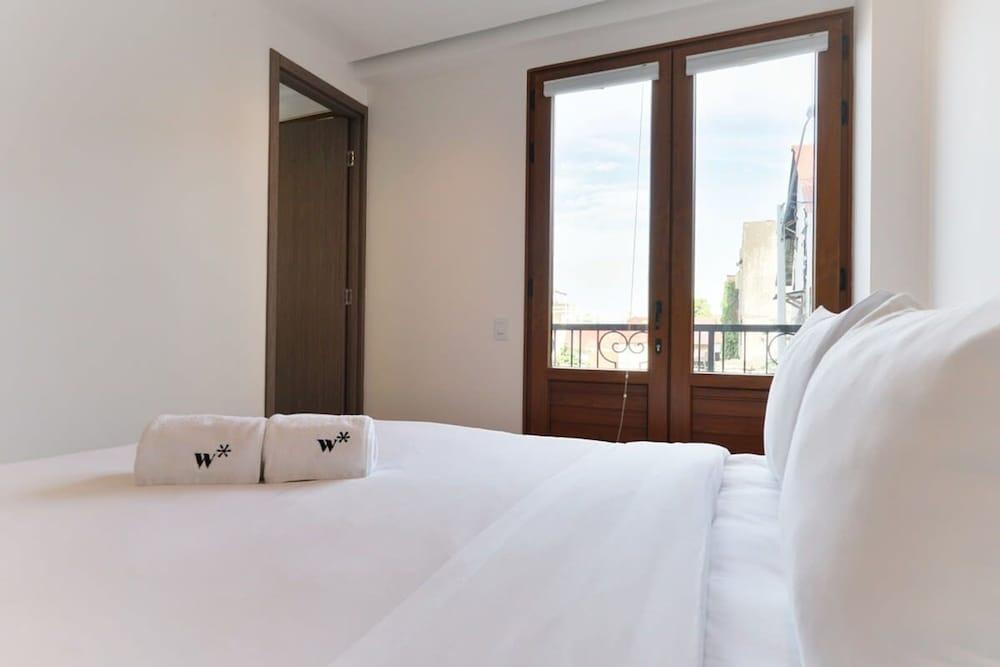 w Monochrome 2BR in Casco Viejo