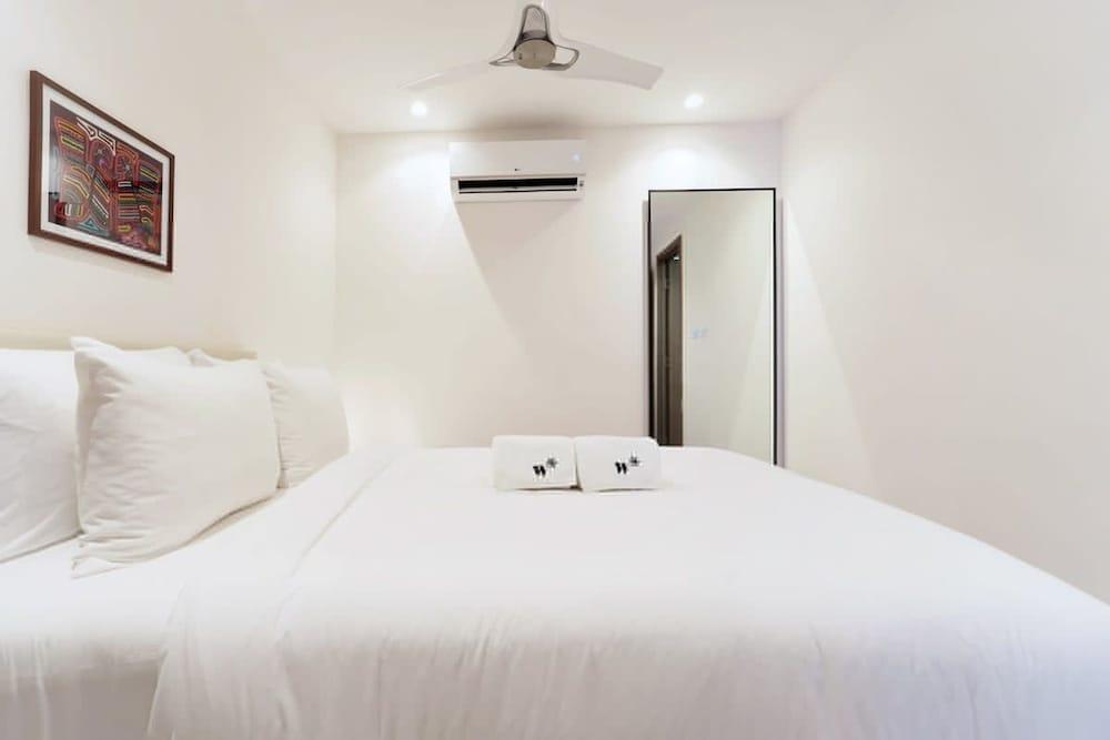 w Monochrome 2BR in Casco Viejo