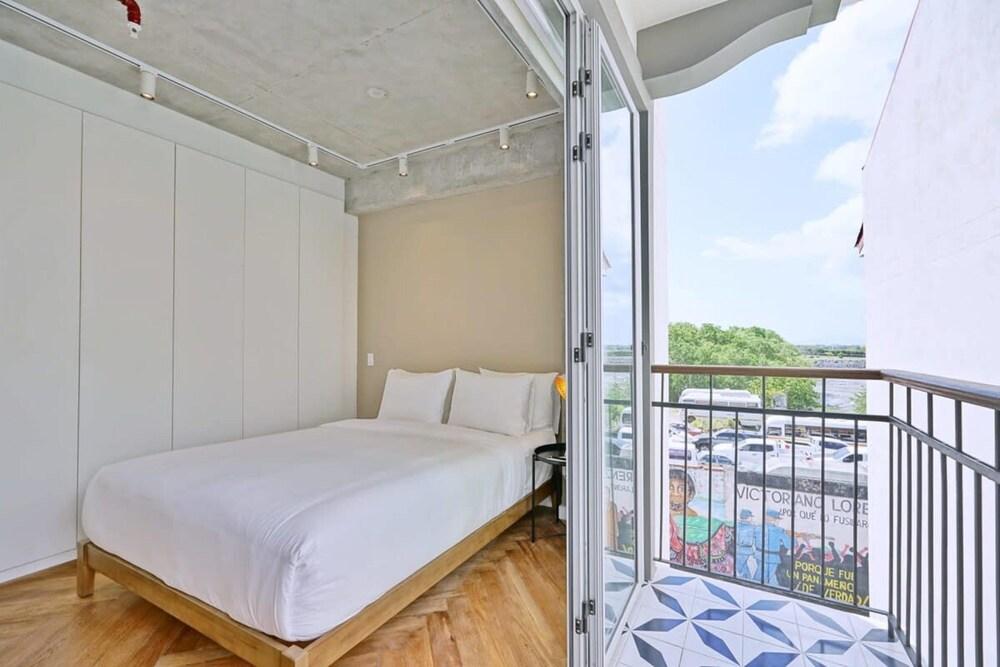 w Spectacular 2BR in Plaza Herrera