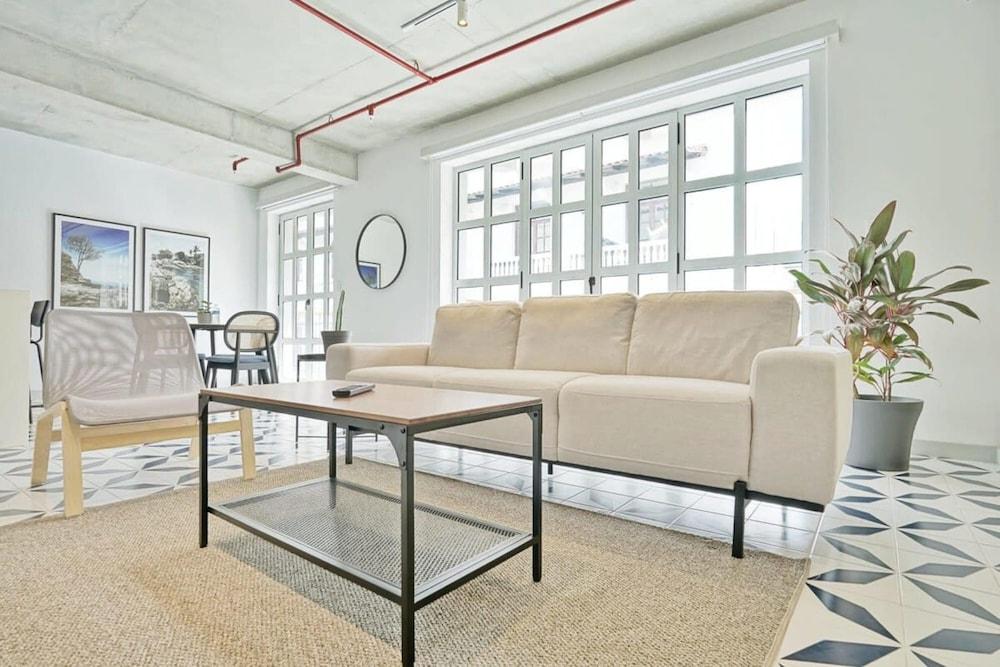 w Spectacular 2BR in Plaza Herrera