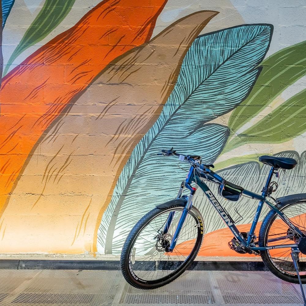 Cozy 1BR With Balcony in Santa Ana