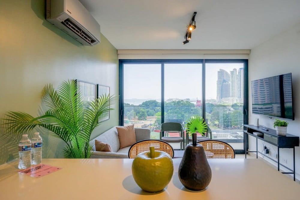Luxurious 1BR Apartment With Stunning Balcony View