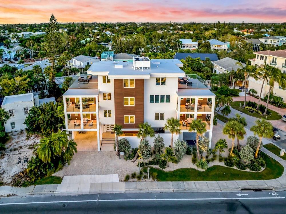 The Upper Deck in Siesta Key