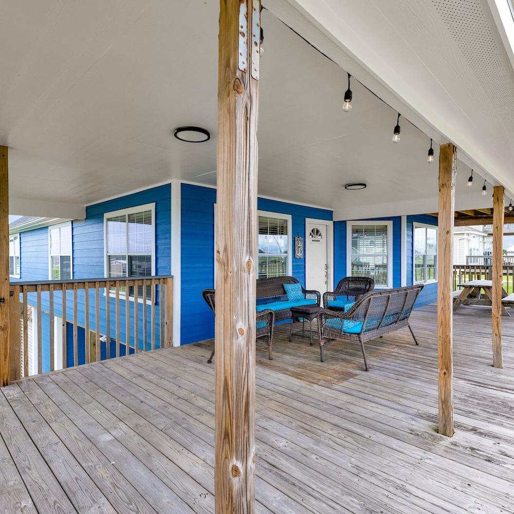 Backyard Oasis Hot Tub and 2 Shaded Decks