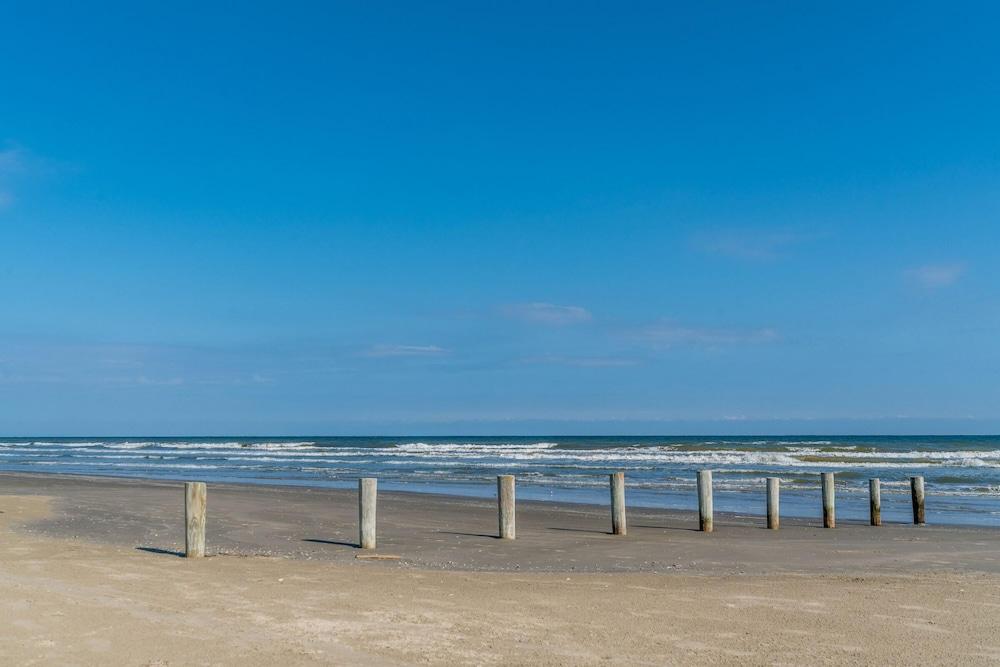 Cute Beach Bungalow Walk to the Beach
