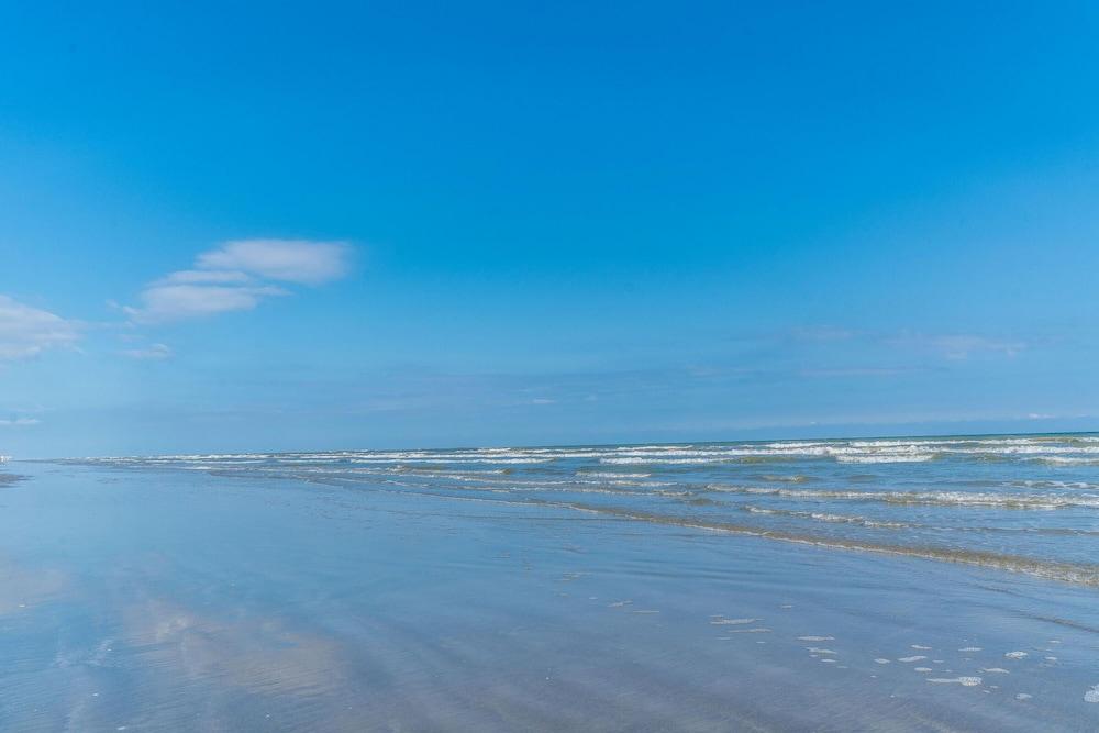 Cute Beach Bungalow Walk to the Beach