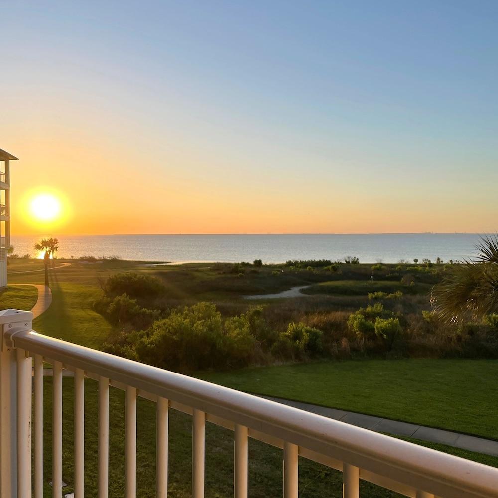 Stunning Views Beach Club 2 Pools and Amenities