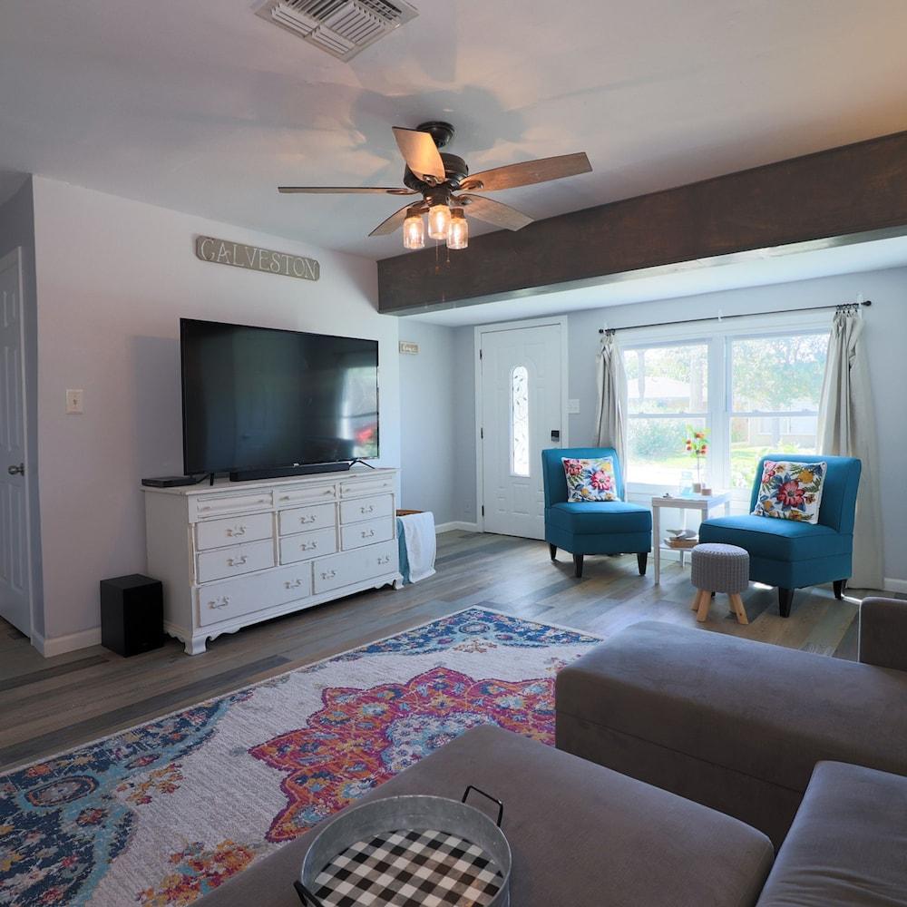 One-of-a-kind Home Near Moody Gardens and Bayou - Cute Cozy as can be
