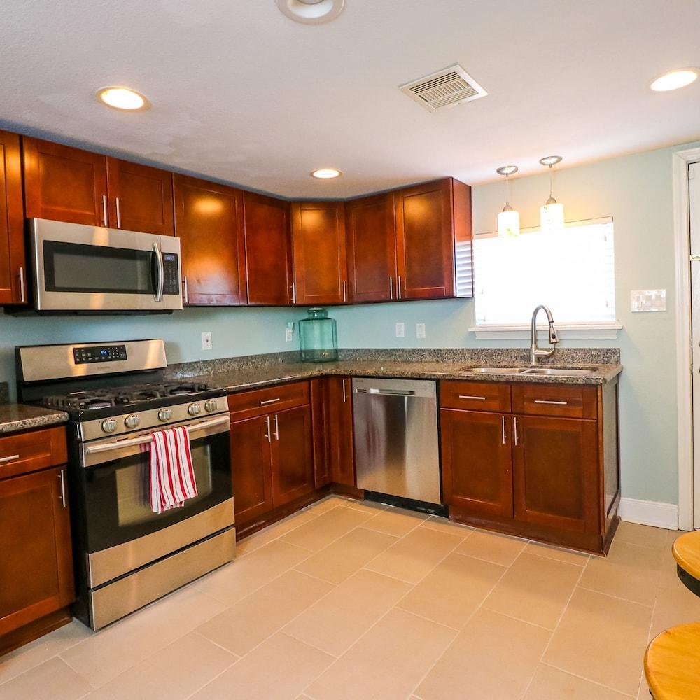 Great Location Spacious Yard Coffee bar