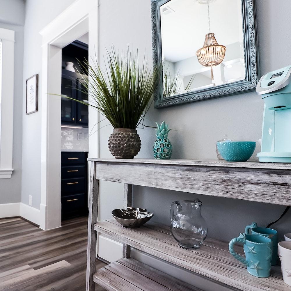 Vibrant Bungalow 2 Minutes to the Beach