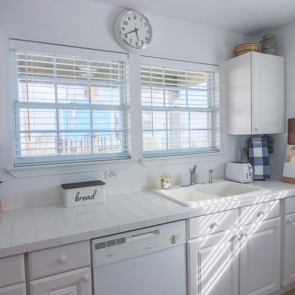 2nd Row Beach Home Ocean Views Old School Vibes - 1 min Walk to Sunny Beach