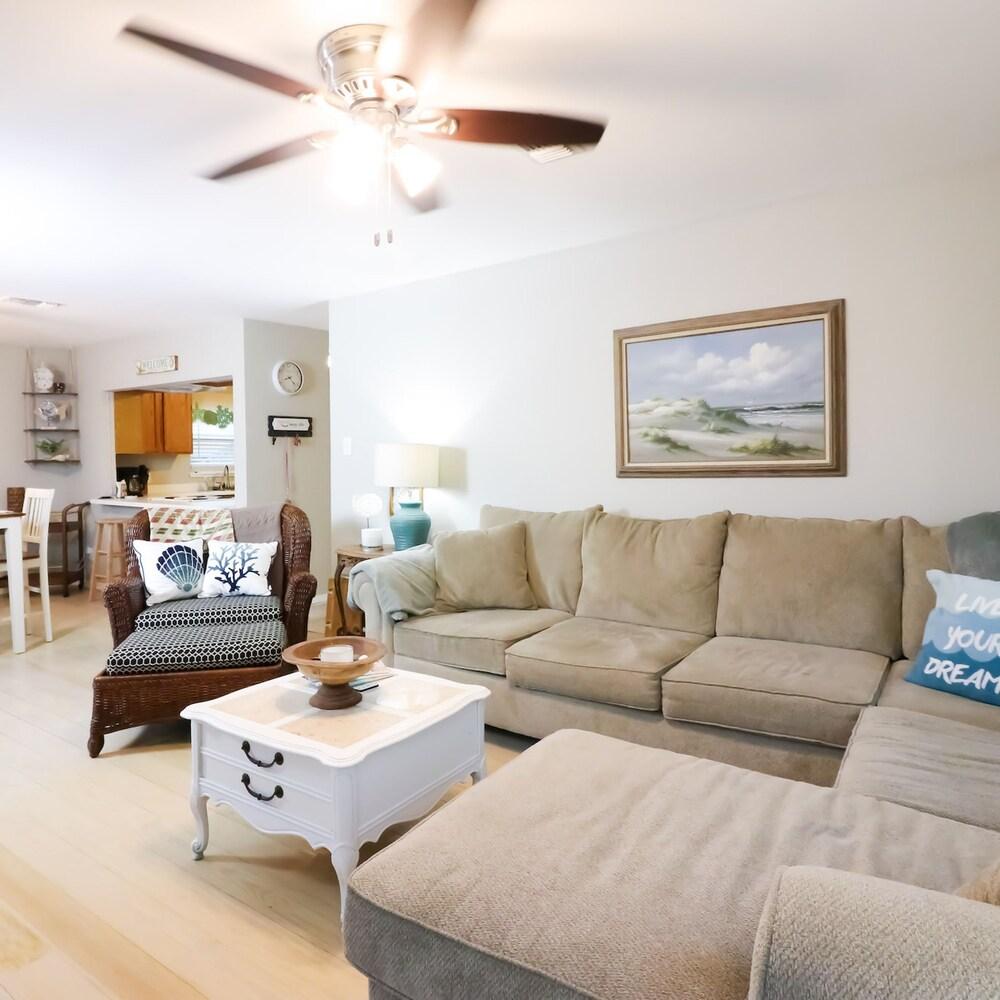 Sunny Daze Walk to Beach 2 Decks Pet Friendly Has a Mini Bar