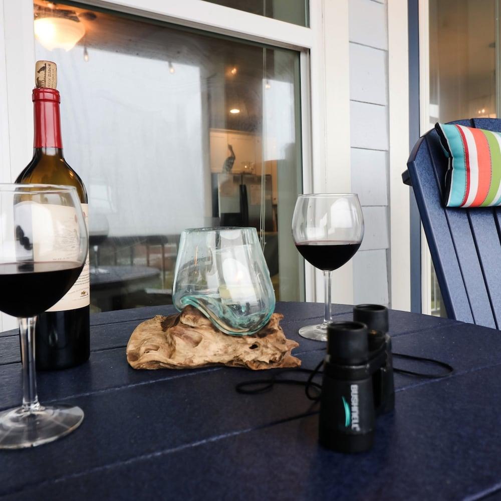 Resort Living on the Bay 2 bed 2 Bath Gorgeous Views Heated Infinity Pool Beach Access