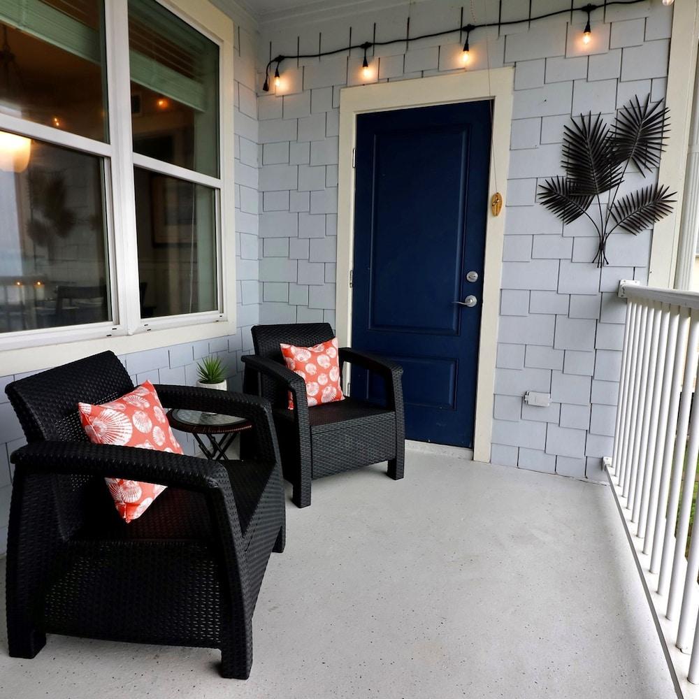 Resort Living on the Bay 2 bed 2 Bath Gorgeous Views Heated Infinity Pool Beach Access