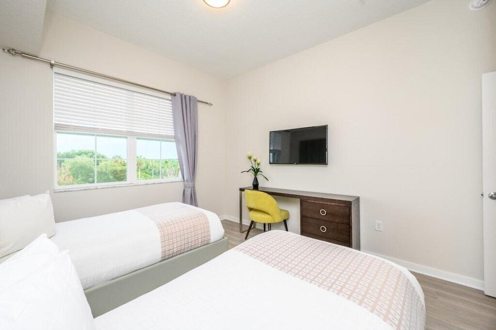 New Modern Vista Cay Reserve Condo - 5006