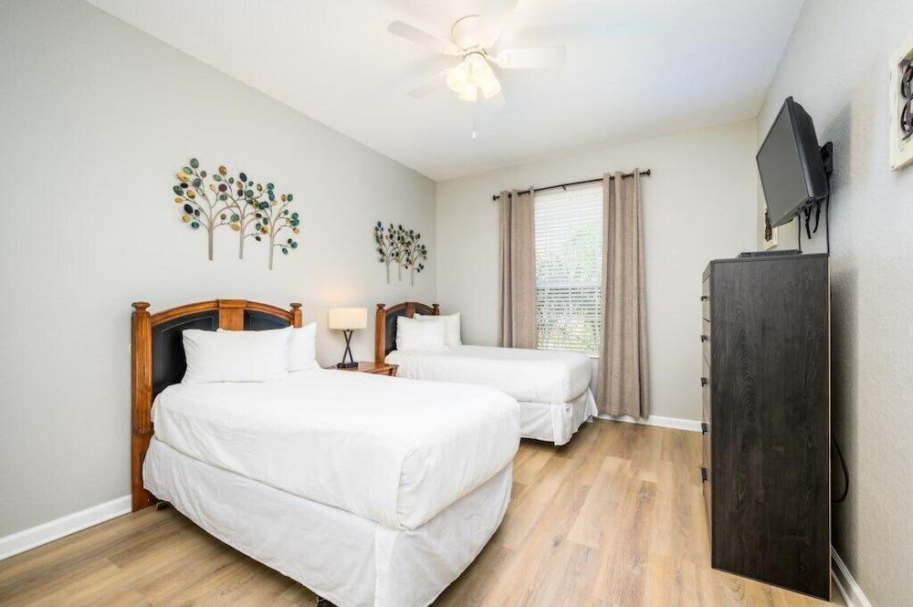 Vista Cay Deluxe Condo, Near the Parks! - 3002