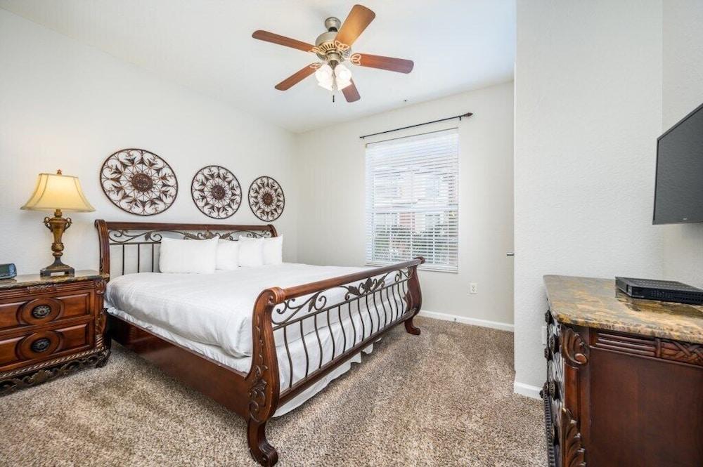 Epic Universe Vista Cay Lakeview Condo - 1019