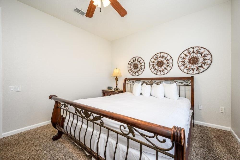 Epic Universe Vista Cay Lakeview Condo - 1019