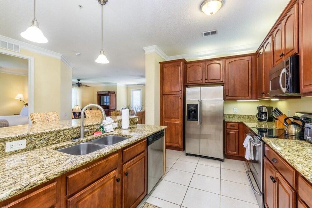 Gorgeous 3 Bed Lakeview, Vista Cay - 1010