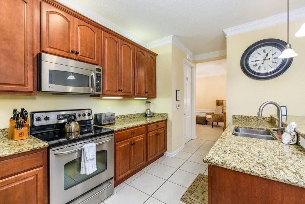 Gorgeous 3 Bed Lakeview, Vista Cay - 1010