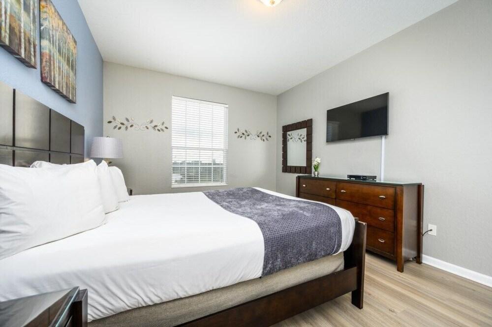 Epic Universe Beautiful Lakeview Condo, Vista Cay Orlando - 3013