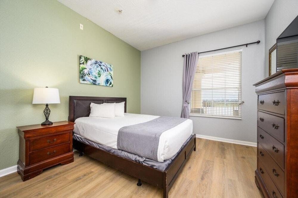 Epic Universe New Listing! Lakeview Condo, Vista Cay - 1017