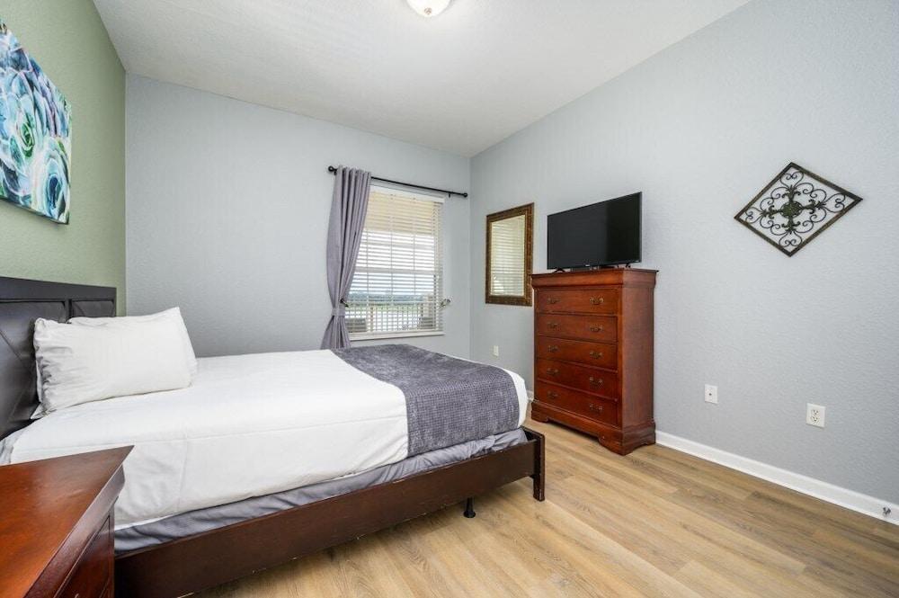 Epic Universe New Listing! Lakeview Condo, Vista Cay - 1017