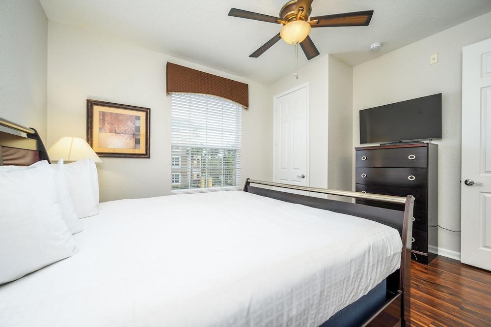 Epic Universe Premium Lake View Condo, Vista Cay - 1002
