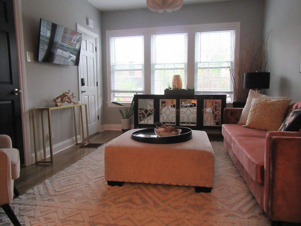 Red Robin Rentals - Wicker Park